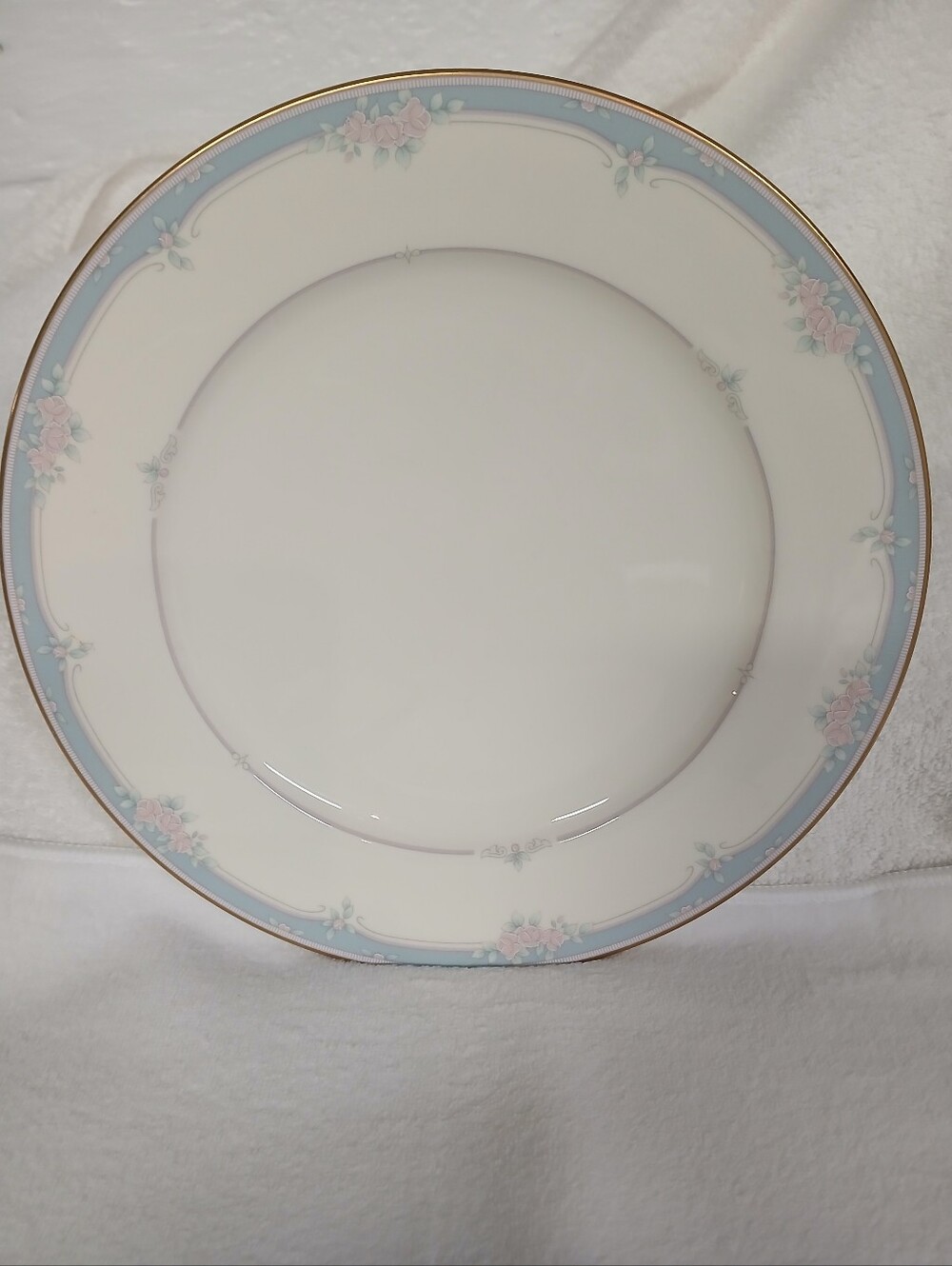 Pfaltzgraff "Courtenay"  dinner plate with gold-color trim, 10 3/4" diameter